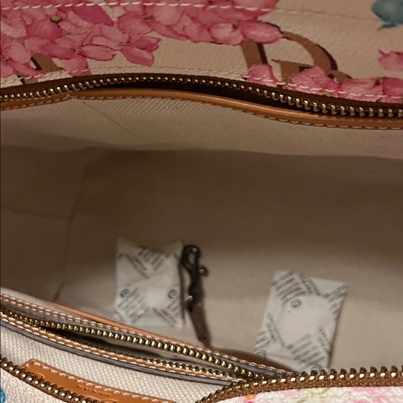 Dooney and Bourke *RARE* Hydrangea print tote. New with out tags - Picture 6 of 12